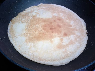 Bir plaka üzerinde ince krep.