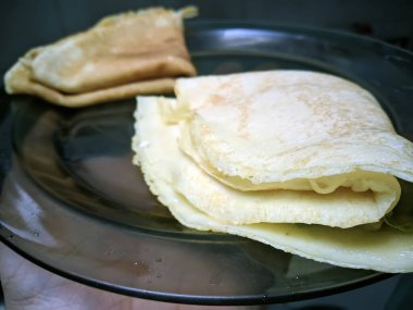 Bir plaka üzerinde ince krep.