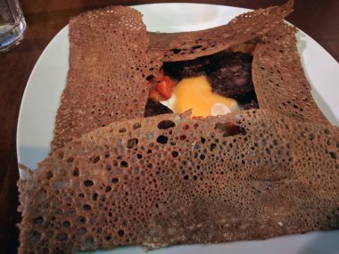 Bir plaka üzerinde ince krep.