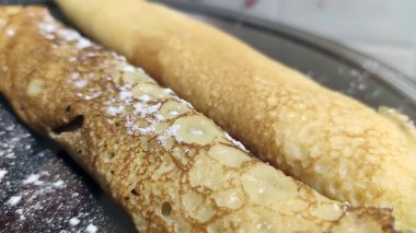 Bir plaka üzerinde ince krep.