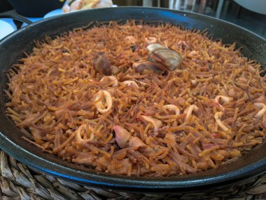 Geleneksel tavada tipik İspanyol deniz ürünleri paella 'sı