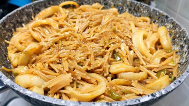 Geleneksel tavada tipik İspanyol deniz ürünleri paella 'sı