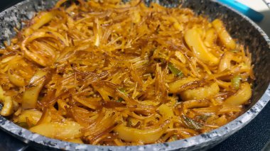 Geleneksel tavada tipik İspanyol deniz ürünleri paella 'sı