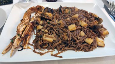 Geleneksel tavada tipik İspanyol deniz ürünleri paella 'sı