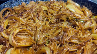 Geleneksel tavada tipik İspanyol deniz ürünleri paella 'sı