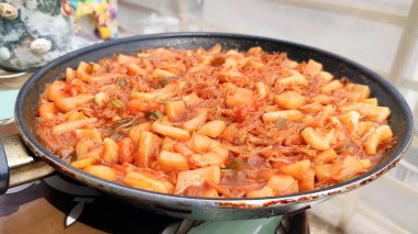 Geleneksel tavada tipik İspanyol deniz ürünleri paella 'sı