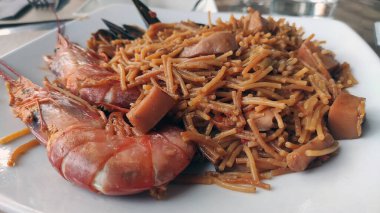 Geleneksel tavada tipik İspanyol deniz ürünleri paella 'sı