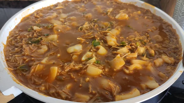 传统平底锅中典型的西班牙海鲜饭 — 图库照片