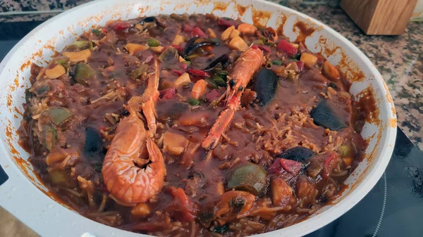 传统平底锅中典型的西班牙海鲜饭 — 图库照片