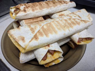 ev yapımı tavuk salata sebze ile