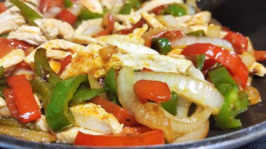 ev yapımı tavuk salata sebze ile