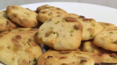 Home made sweet biscuits with pistachio