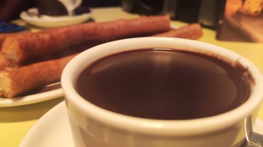 Geleneksel İspanyol tatlısı, şekerli ve çikolatalı.