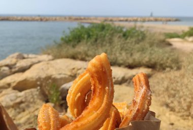 Geleneksel İspanyol tatlısı, şekerli ve çikolatalı.