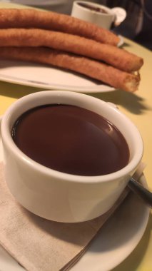 Geleneksel İspanyol tatlısı, şekerli ve çikolatalı.