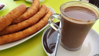 Geleneksel İspanyol tatlısı, şekerli ve çikolatalı.