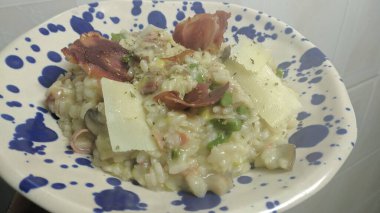 Gorgonzola, armut ve sebzeli risotto.