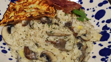 Gorgonzola, armut ve sebzeli risotto.