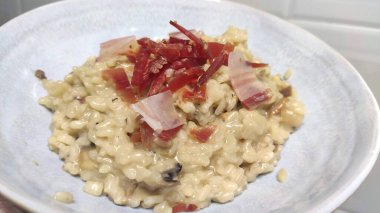 Gorgonzola, armut ve sebzeli risotto.