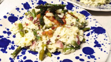 Gorgonzola, armut ve sebzeli risotto.