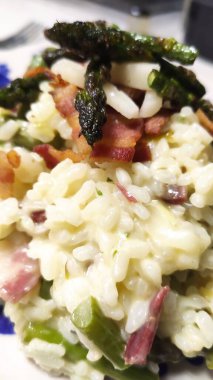 Gorgonzola, armut ve sebzeli risotto.