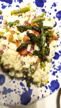 Gorgonzola, armut ve sebzeli risotto.