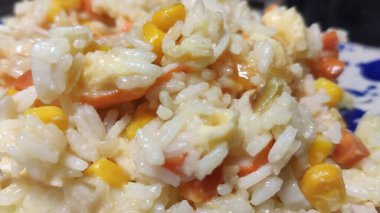 Beyaz tabakta nefis kızarmış pirinç.