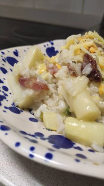 Gorgonzola, armut ve sebzeli risotto.