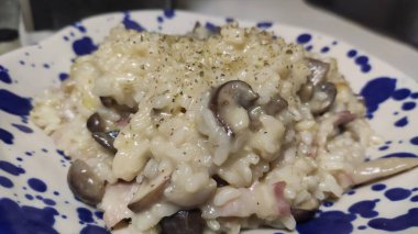 Gorgonzola, armut ve sebzeli risotto.