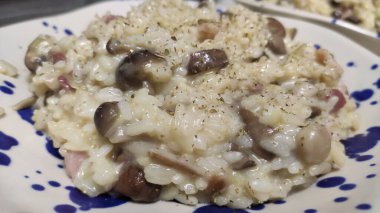 Gorgonzola, armut ve sebzeli risotto.