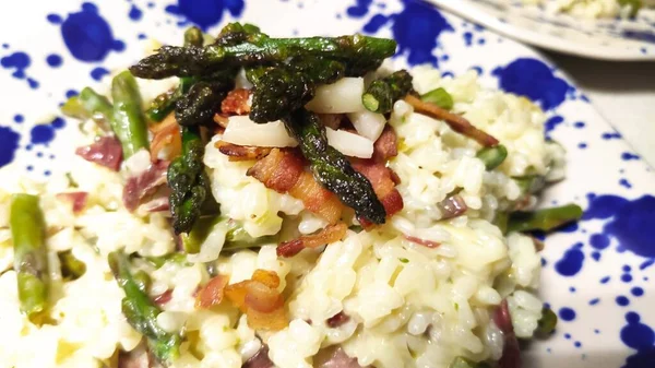 Gorgonzola, armut ve sebzeli risotto.