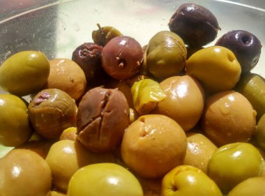 kase üzerinde tablo yakın çekim yeşil zeytin