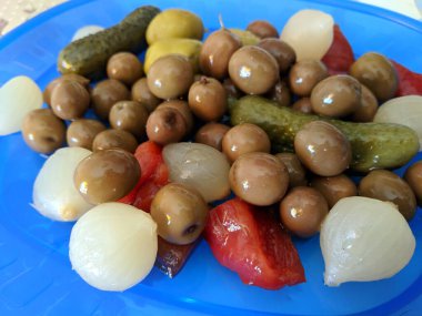 kase üzerinde tablo yakın çekim yeşil zeytin