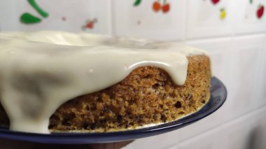 Krem peynirli ev yapımı havuçlu kek.