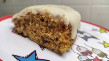 Krem peynirli ev yapımı havuçlu kek.