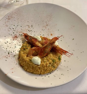 Deniz ürünleri ve sebze risotto