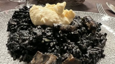 Kremalı Kalamar Mürekkebi Risotto..