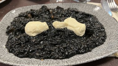 Kremalı Kalamar Mürekkebi Risotto..