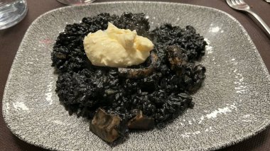 Kremalı Kalamar Mürekkebi Risotto..