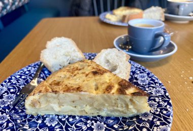 Bir fincan kahveli İspanyol omleti.