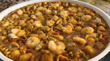 Tipik İspanyol paella pilav, balık ve deniz ürünlerinden oluşur.