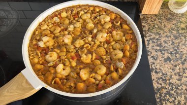 Tipik İspanyol paella pilav, balık ve deniz ürünlerinden oluşur.