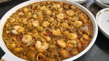 Tipik İspanyol paella pilav, balık ve deniz ürünlerinden oluşur.