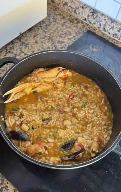 Tipik İspanyol paella pilav, balık ve deniz ürünlerinden oluşur.