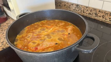 Tipik İspanyol paella pilav, balık ve deniz ürünlerinden oluşur.