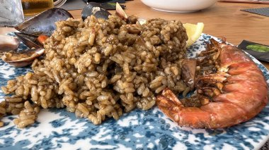 Tipik İspanyol paella pilav, balık ve deniz ürünlerinden oluşur.