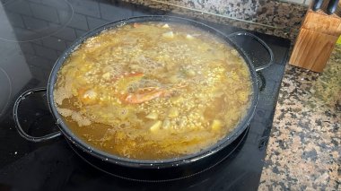 Tipik İspanyol paella pilav, balık ve deniz ürünlerinden oluşur.