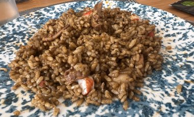 Tipik İspanyol paella pilav, balık ve deniz ürünlerinden oluşur.