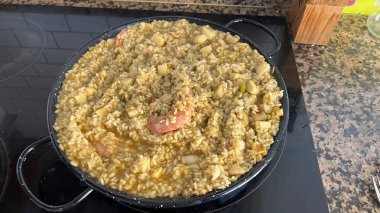 Tipik İspanyol paella pilav, balık ve deniz ürünlerinden oluşur.
