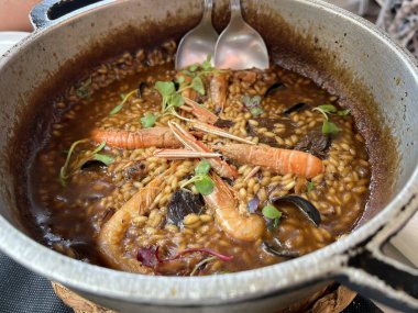 Tipik İspanyol paella pilav, balık ve deniz ürünlerinden oluşur.